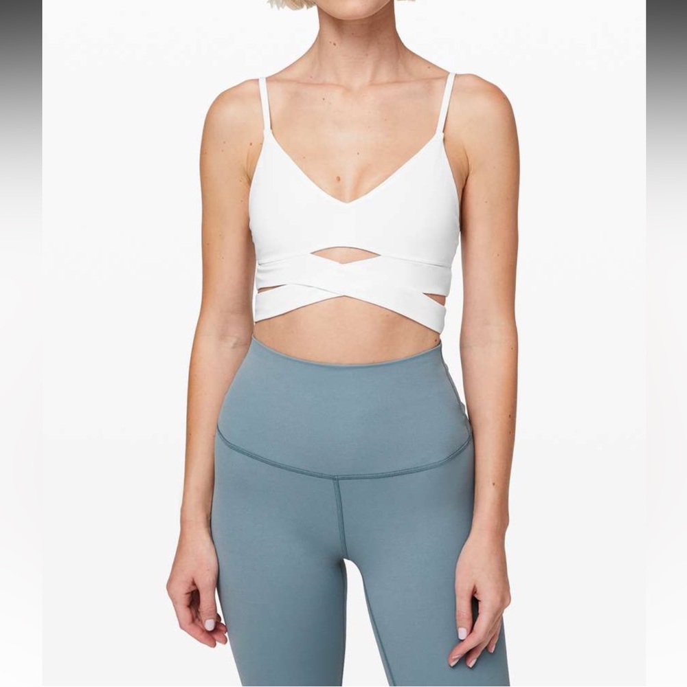 NWT!🍋🍋Lululemon V-neck Crossover Underband Bra🍋🍋. Size 12. Color Vapor.